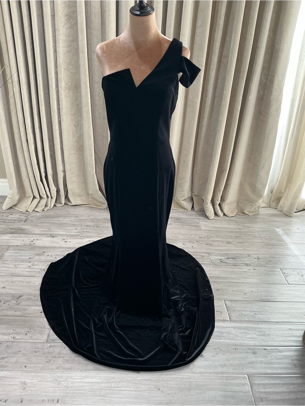 Elegant One-Shoulder Black Velvet Gown